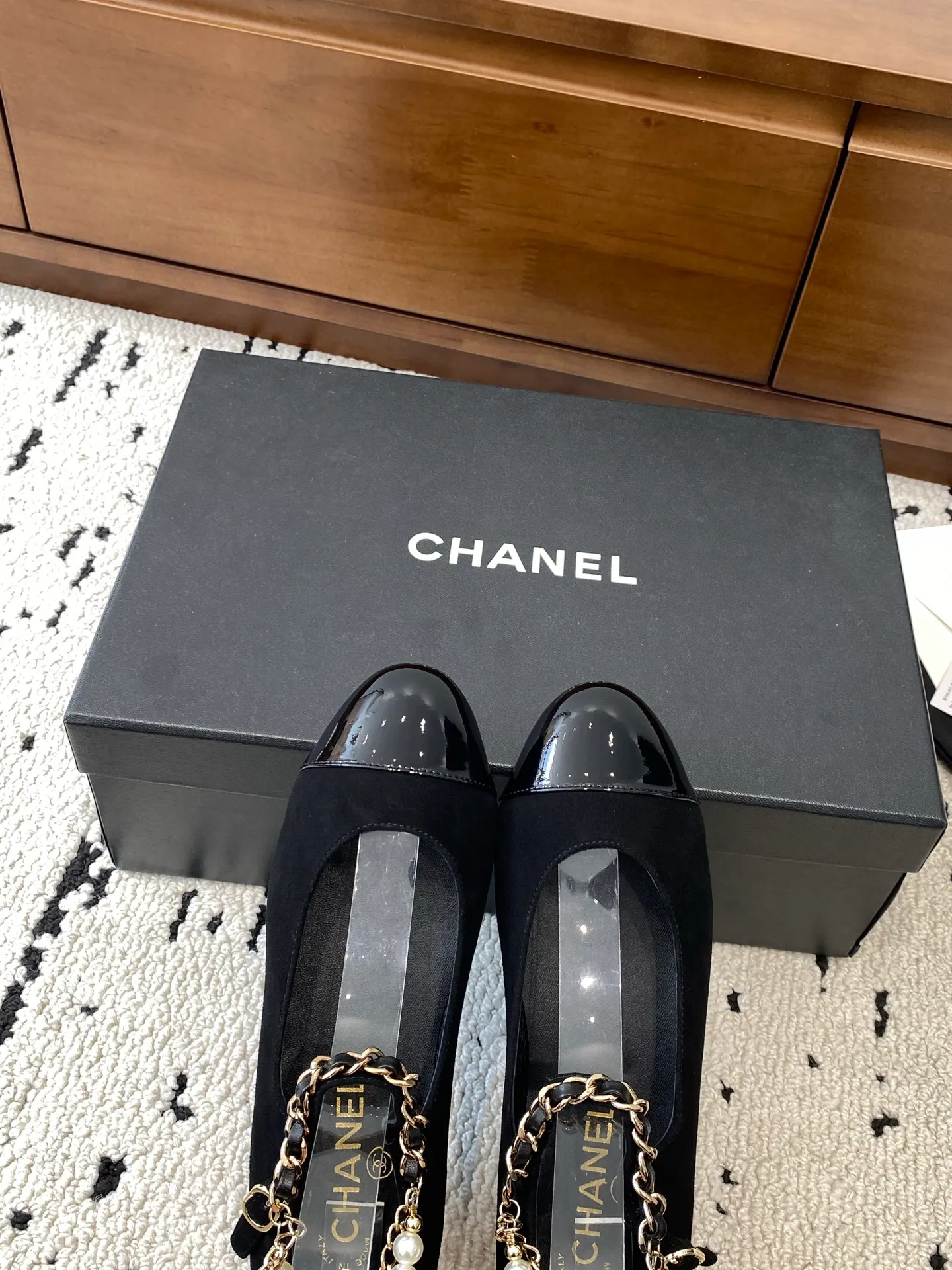 👟👟Ex-factory price 580👟👟 High version 🍀CHANEL2025 new autumn and winter style, Mary Jane leather surface Chanel Xiaoxiang C home flat classic metal chain shoes Comfortable Mary Jane shoes Catwalk haute couture customization, simple yet sweet and playful Solid color fabric is refreshing and easy to put on Buckle design shoes are more heeling Upper: customized sheepskin Inner foot pad: sheepskin Sole: Italian genuine leather sole Size: 35-40 (40 customized, non-refundable) 👉 👉 Buy now👉 Buy now👉 Buy now👉